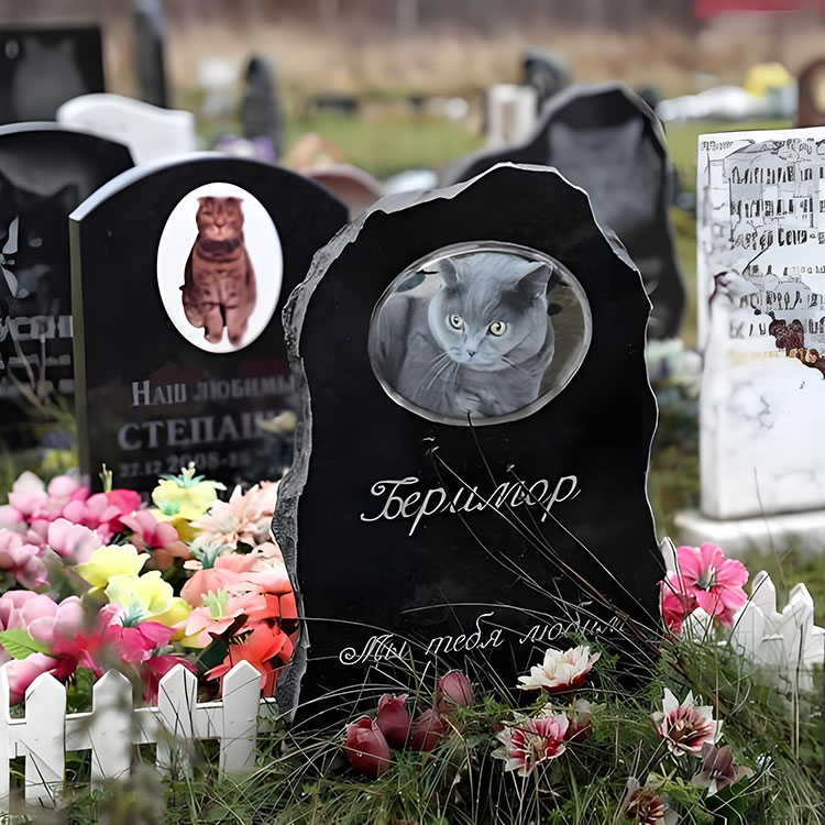 Ποιες επιλογές προσαρμογής ανυψώνουν τις πλάκες μνημείων κατοικίδιων ζώων πέρα ​​από τα βασικά ονόματα;