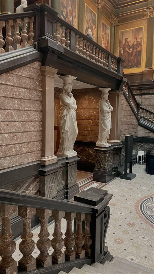 Η βαθιά διακόσμηση σας μεταφέρει στην ευρωπαϊκή αρχιτεκτονική