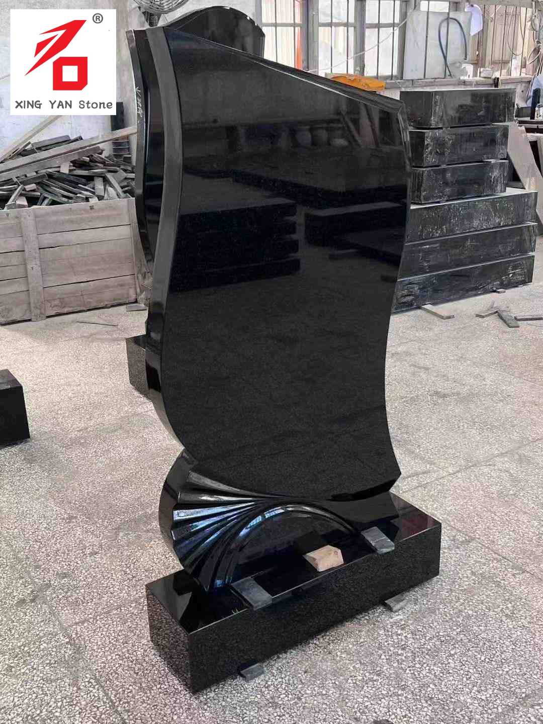 Μαύρη καλλιτεχνική επιτύμβια στήλη