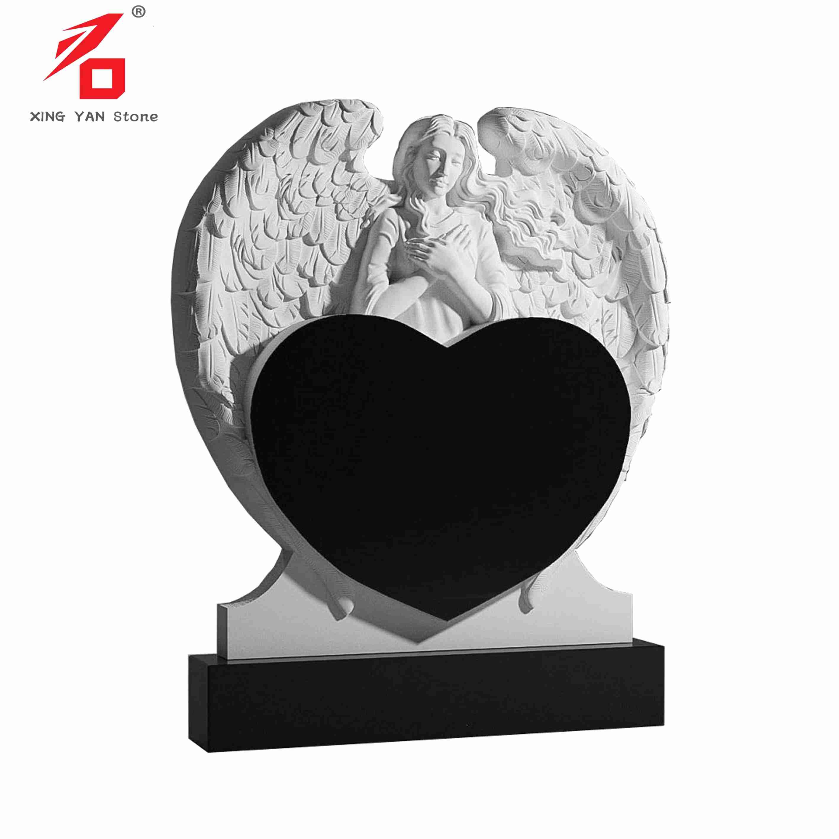 Σκαλισμένος άγγελος στο Top of Heart Shaped Gravestone