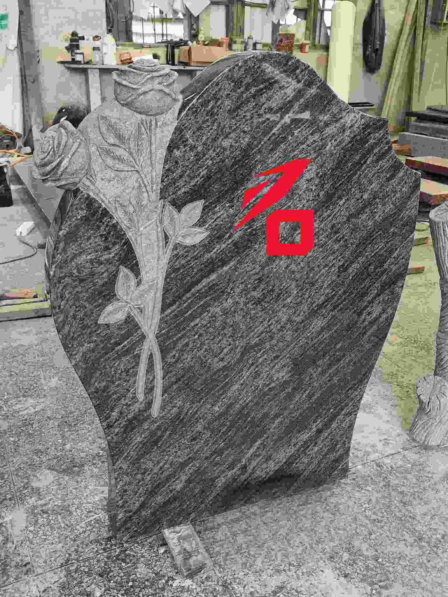 Αναμνηστική επιτύμβια στήλη σε σχήμα καρδιάς τριαντάφυλλο