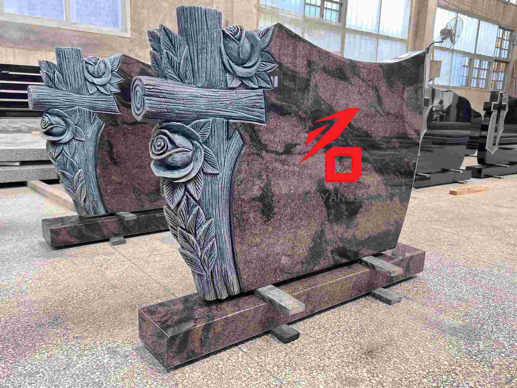 Αναμνηστική επιτύμβια στήλη τριαντάφυλλου και σταυρού