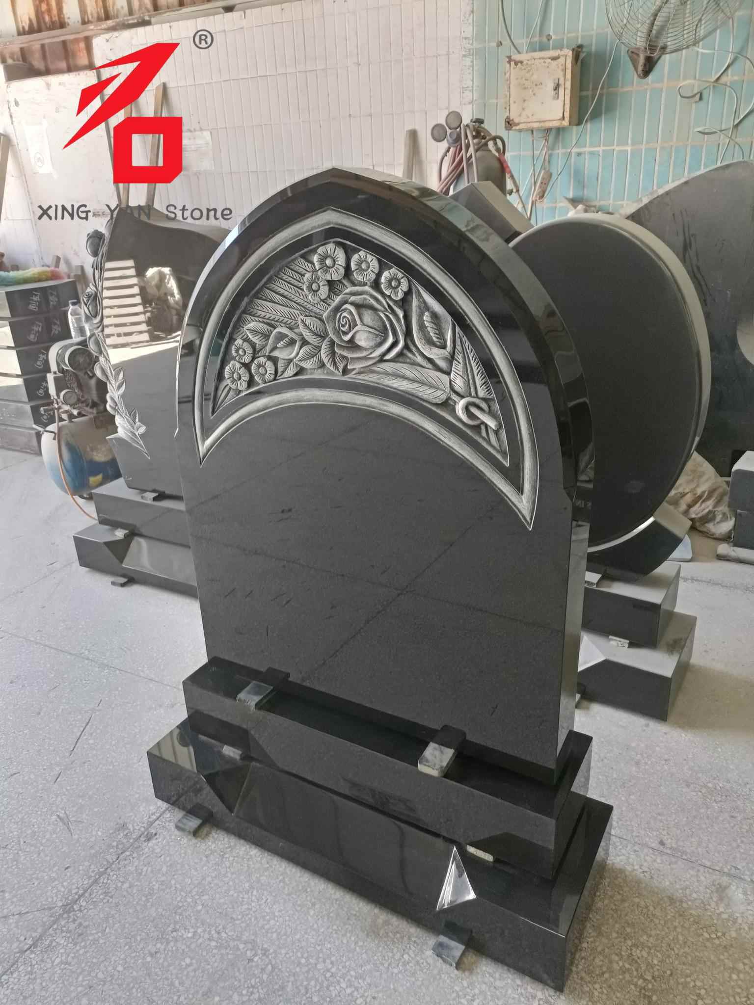 Ροζ σκαλιστή επιτύμβια στήλη, Μαύρος γρανίτης τοξωτή επιτύμβια στήλη